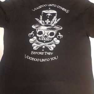 Black Men's Voodoo Skull with feathered top hat T-shirt
